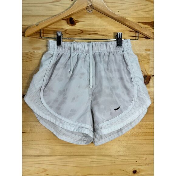 Nike Women's Size XS Surf to Sport Tempo Running Short Platinum Tint AQ5682-094 - Picture 2 of 11